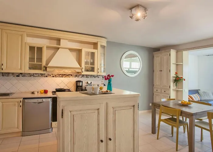 Mare Avec Jardin Et Bbq Vue Et Montagne Et Port A 2 Pas Apartment *